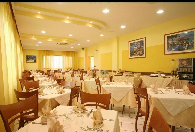 Hotel De La Ville Rimini Esterno foto